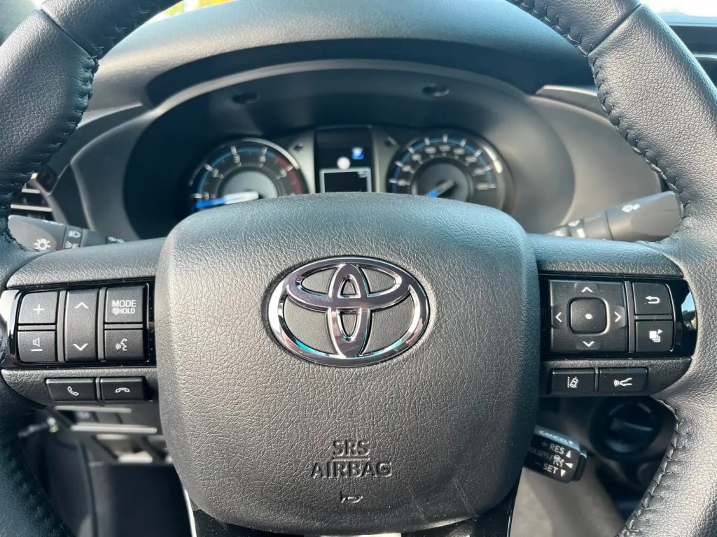 Toyota Hilux 2.8 Extra Cab Autom. Invincibile Tesser4x4 + Hurter