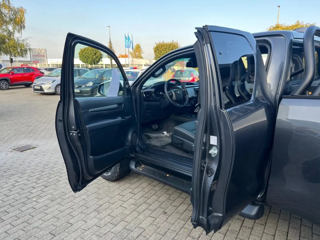 Toyota Hilux 2.8 Extra Cab Autom. Invincibile Tesser4x4 + Hurter