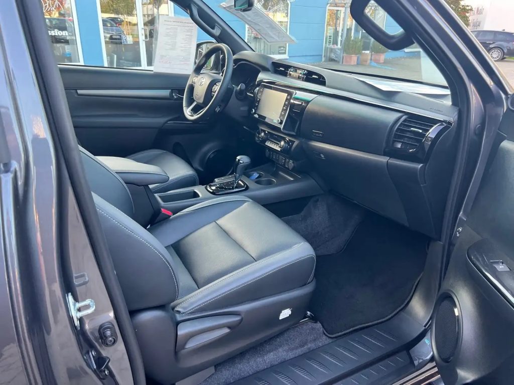 Toyota Hilux 2.8 Extra Cab Autom. Invincibile Tesser4x4 + Hurter