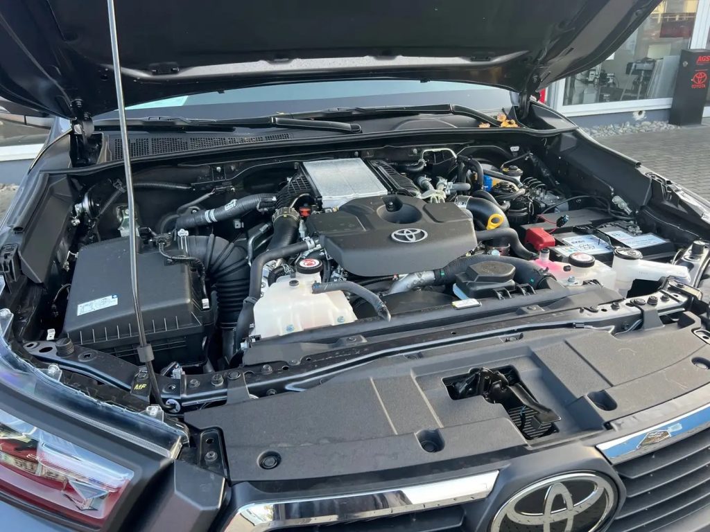 Toyota Hilux 2.8 Extra Cab Autom. Invincibile Tesser4x4 + Hurter