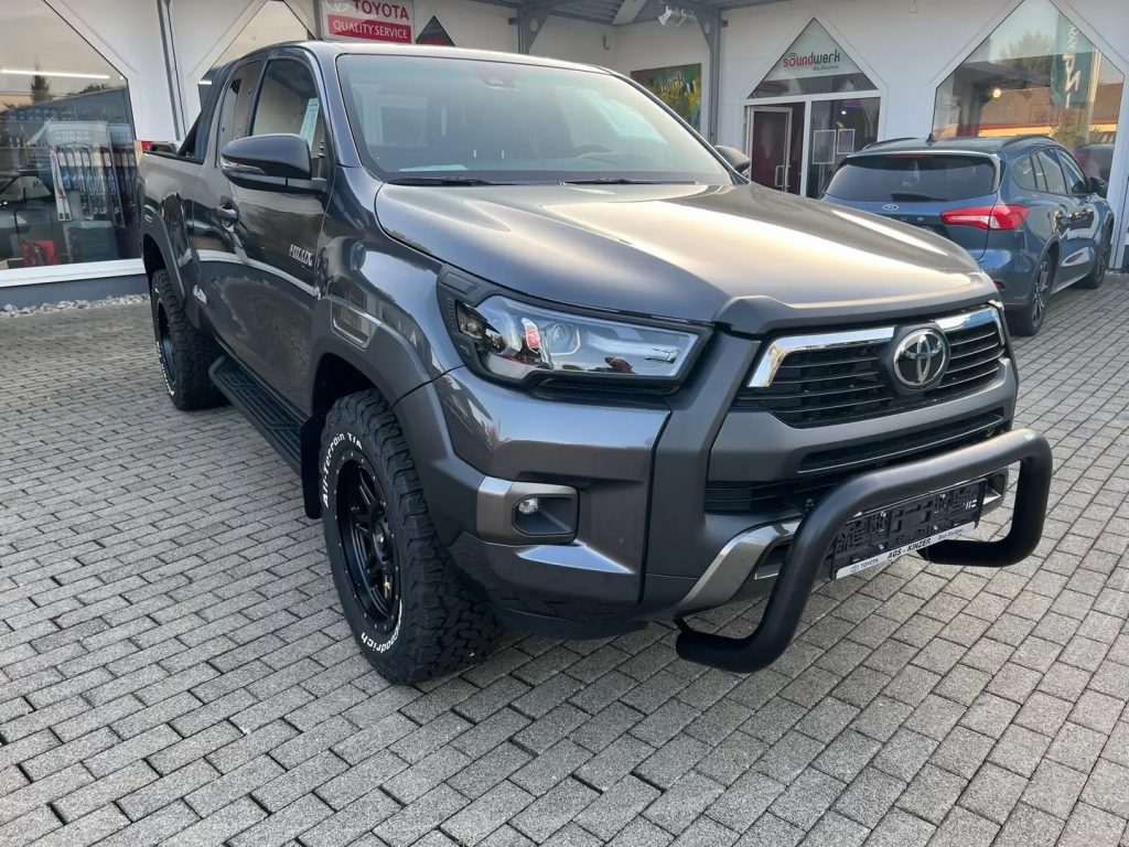 Toyota Hilux 2.8 Extra Cab Autom. Invincibile Tesser4x4 + Hurter