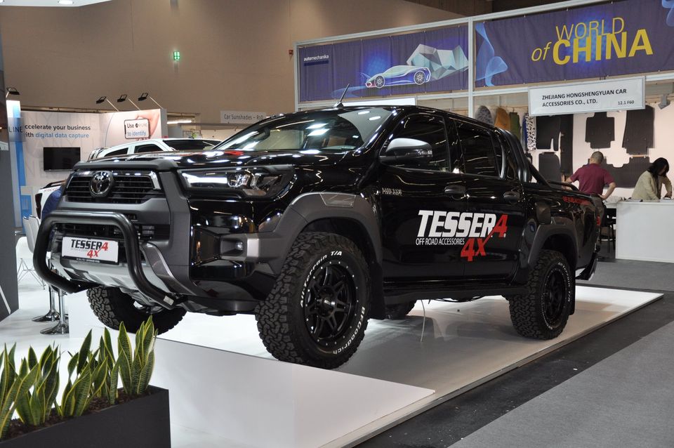Toyota Hilux Invincible SCHWARZ 18" Autm. mit Tesser4x4 Laderaumabdeckung